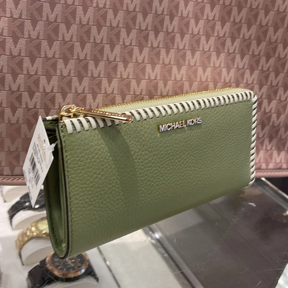 Michael Kors Jet Set Travel Large Pebble Leather Quarter-Zip Wallet
NWT - Picture 15 of 16